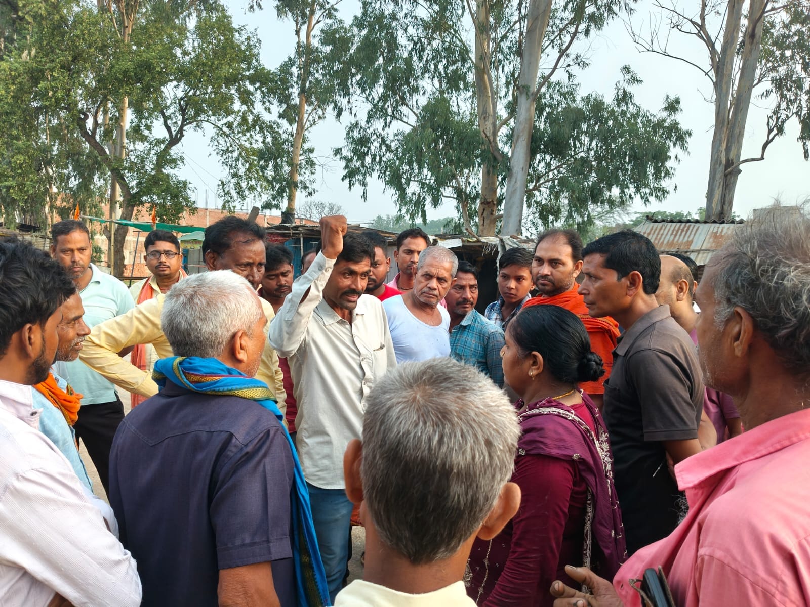 कोन में प्रसूता की मौत के बाद निजी अस्पताल क़ो सील करती टीम और घटना के बाद जुटी भीड़।
