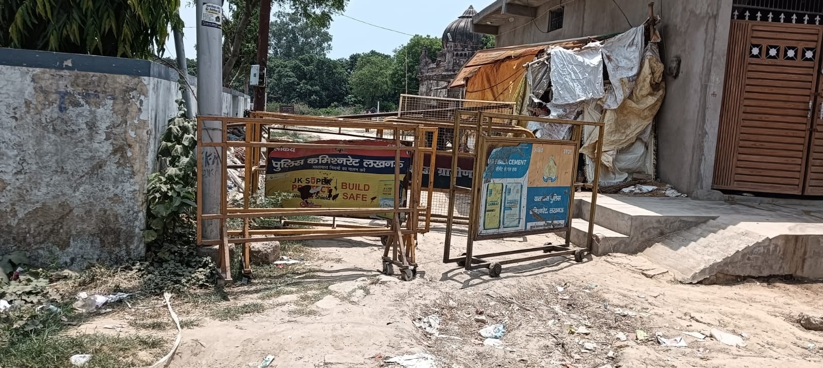 कसमंडी कलां का विवादित ढांचा और रास्ते में की गई बैरिकेडिंग। कसमंडी कलां का विवादित ढांचा और रास्ते में की गई बैरिकेडिंग।