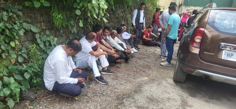 किसान भवन बिलासपुर के बाहर जिला परिषद , बीडीसी सदस्याें के परिणाम को सुनने के लिए आए  लोग सुबह 
