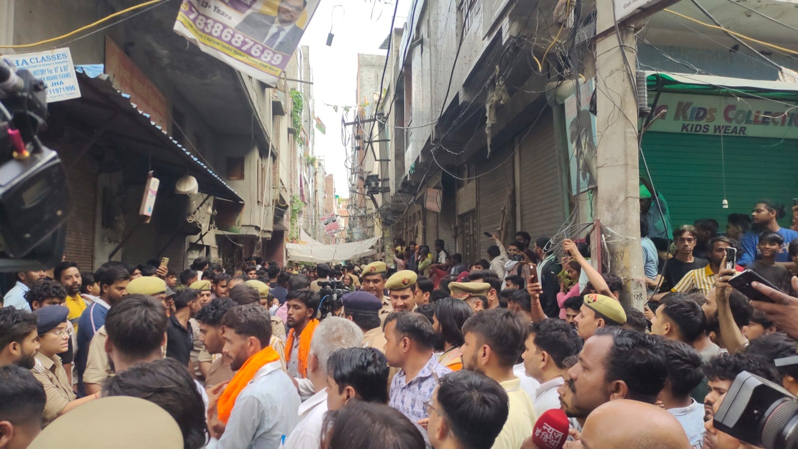 खोड़ा स्थित नवनीत विहार निवासी छात्र सूर्या का शव घर पहुंचने के बाद देखतीं उनकी मां सरोज ठाकुर। खोड़ा स्थित नवनीत विहार निवासी छात्र सूर्या का शव घर पहुंचने के बाद देखतीं उनकी मां सरोज ठाकुर।