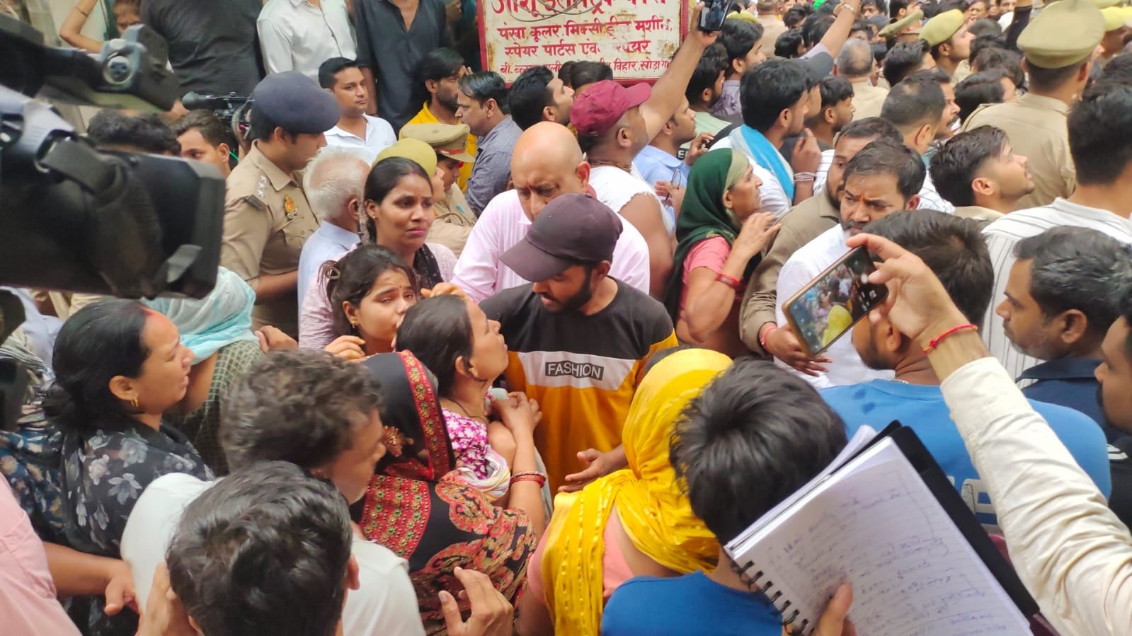 खोड़ा स्थित नवनीत विहार निवासी छात्र सूर्या का शव घर पहुंचने के बाद देखतीं उनकी मां सरोज ठाकुर। खोड़ा स्थित नवनीत विहार निवासी छात्र सूर्या का शव घर पहुंचने के बाद देखतीं उनकी मां सरोज ठाकुर।