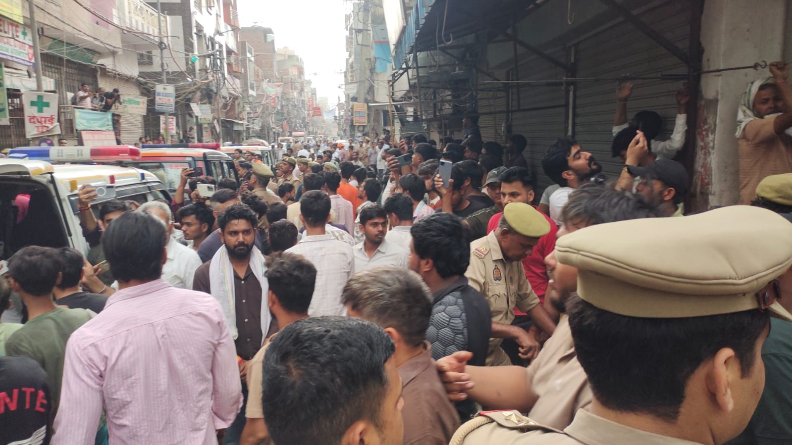 खोड़ा स्थित नवनीत विहार निवासी छात्र सूर्या का शव घर पहुंचने के बाद देखतीं उनकी मां सरोज ठाकुर। खोड़ा स्थित नवनीत विहार निवासी छात्र सूर्या का शव घर पहुंचने के बाद देखतीं उनकी मां सरोज ठाकुर।