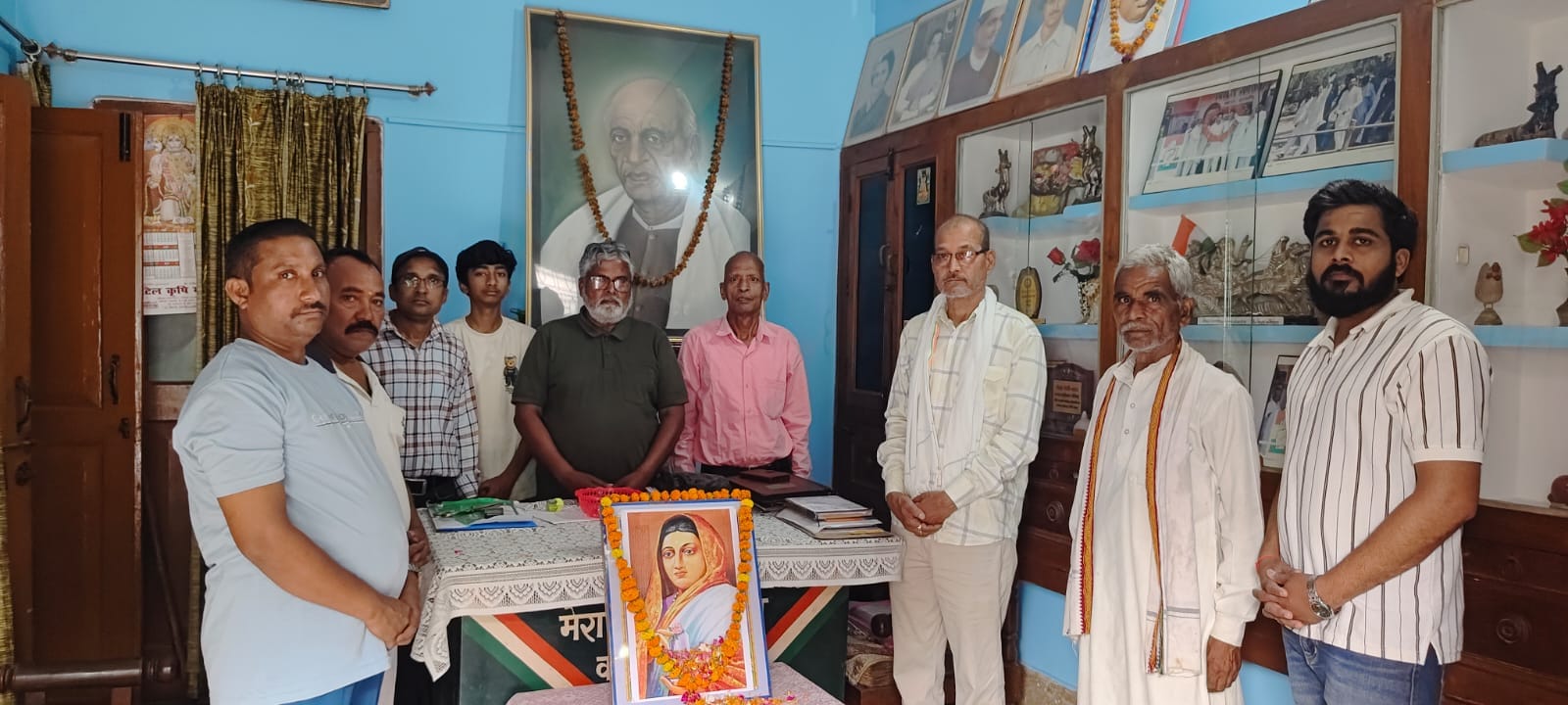 लोहिया भवन में वीरांगना अहिल्याबाई के चित्र पर माल्यर्पण करते सपा पदाणिकारी। स्रोत: पार्टी