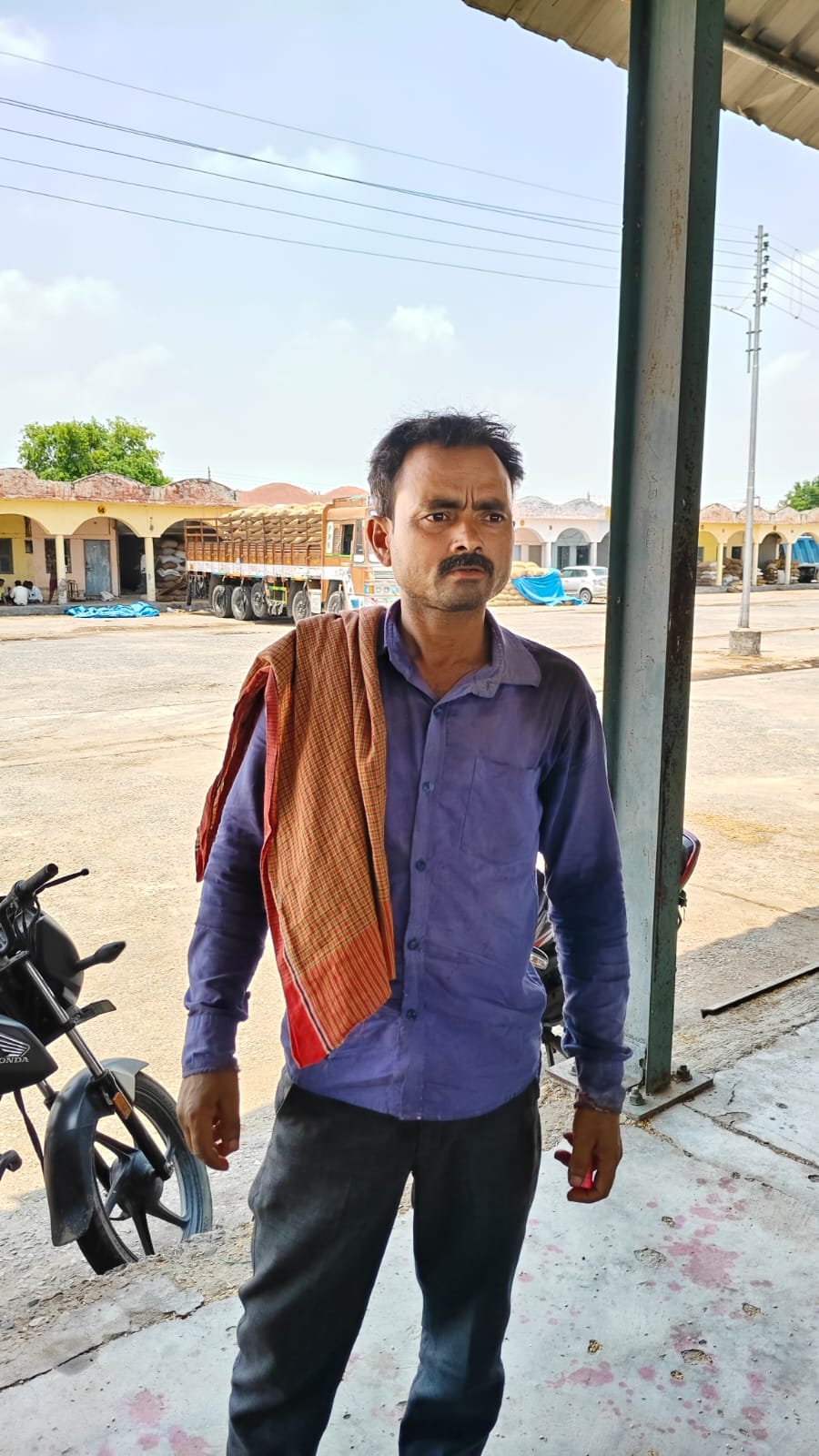 मंडी परिसर में बने शौचालय की स्थिति बदहाल। संवाद