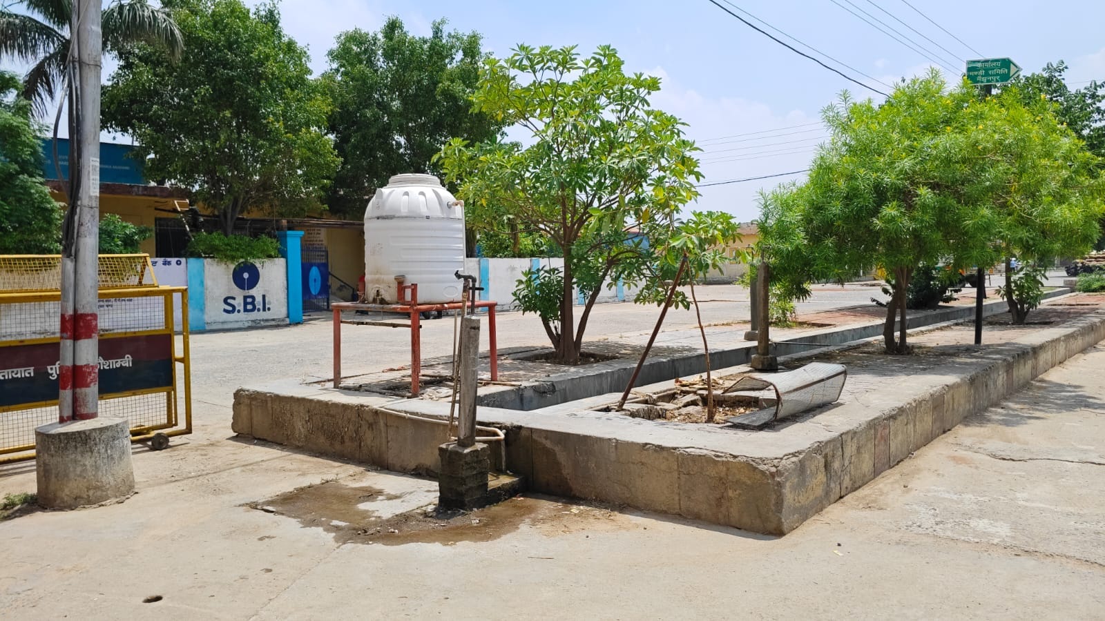 मंडी परिसर में बने शौचालय की स्थिति बदहाल। संवाद