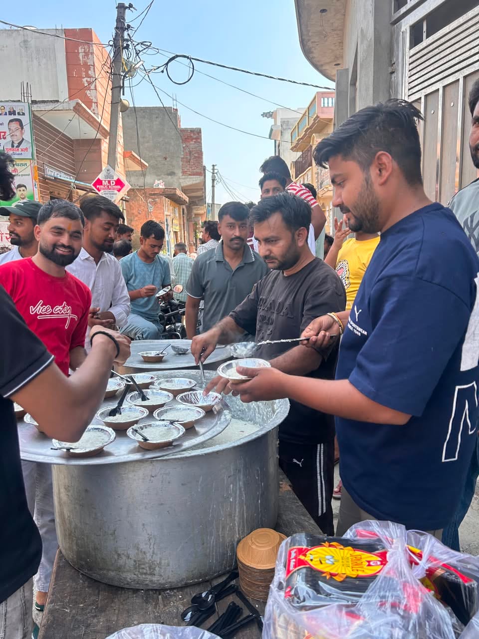महारानी अहिल्याबाई होलकर के जन्मोत्सव पर निकाली गई शोभायात्रा का शुभारंभ करते पालिका चेयरमैन। ( महारानी अहिल्याबाई होलकर के जन्मोत्सव पर निकाली गई शोभायात्रा का शुभारंभ करते पालिका चेयरमैन। (