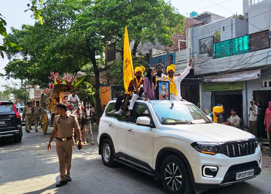 महारानी अहिल्याबाई होलकर के जन्मोत्सव पर निकाली गई शोभायात्रा का शुभारंभ करते पालिका चेयरमैन। ( महारानी अहिल्याबाई होलकर के जन्मोत्सव पर निकाली गई शोभायात्रा का शुभारंभ करते पालिका चेयरमैन। (