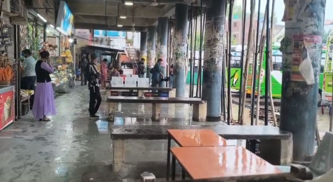 मरम्मत के दौरान कुनिहार बस अड्डे की छत पर किया गया छेद। संवाद
