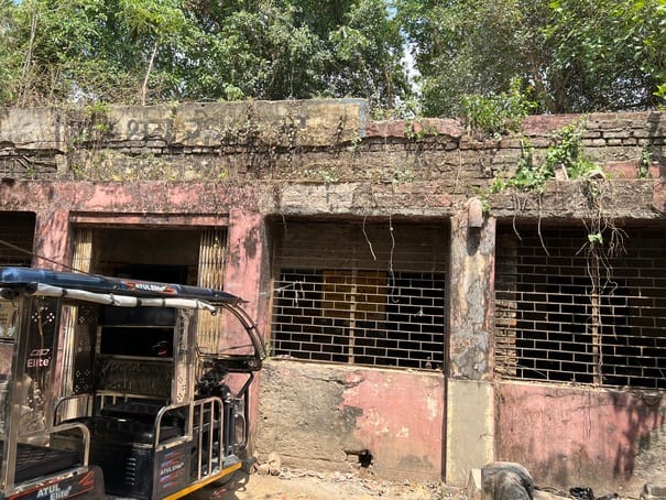 नगर के सहादतपुरा स्थित जर्जर अलीबिल्डिंग मार्केट।संवाद नगर के सहादतपुरा स्थित जर्जर अलीबिल्डिंग मार्केट।संवाद
