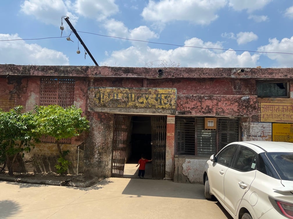 नगर के सहादतपुरा स्थित जर्जर अलीबिल्डिंग मार्केट।संवाद नगर के सहादतपुरा स्थित जर्जर अलीबिल्डिंग मार्केट।संवाद