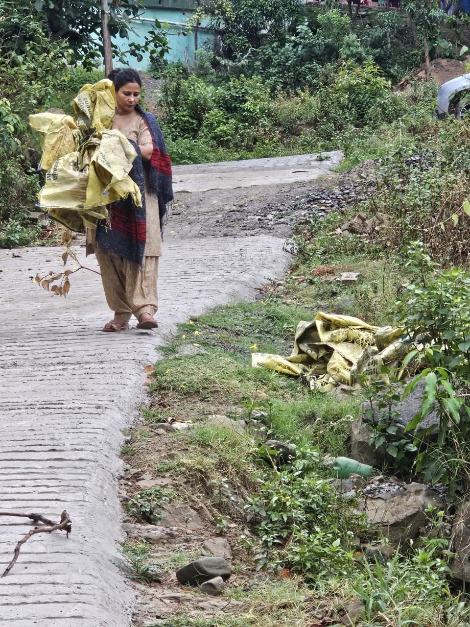 नाहन के मंझोली गांव में सड़क किनारे पड़े फेंके गए प्लास्टिक के कट्टे। संवाद