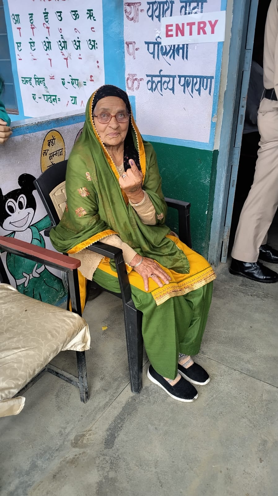 नालागढ़ की मित्तियां पंचायत में पहली बार वोट डालने पहुंचा उदय धीमान। संवाद