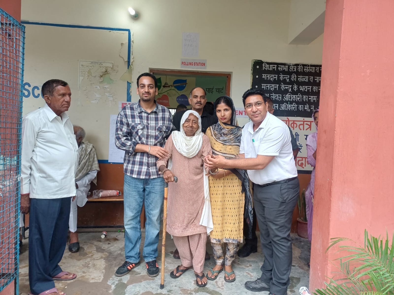 नालागढ़ की मित्तियां पंचायत में पहली बार वोट डालने पहुंचा उदय धीमान। संवाद