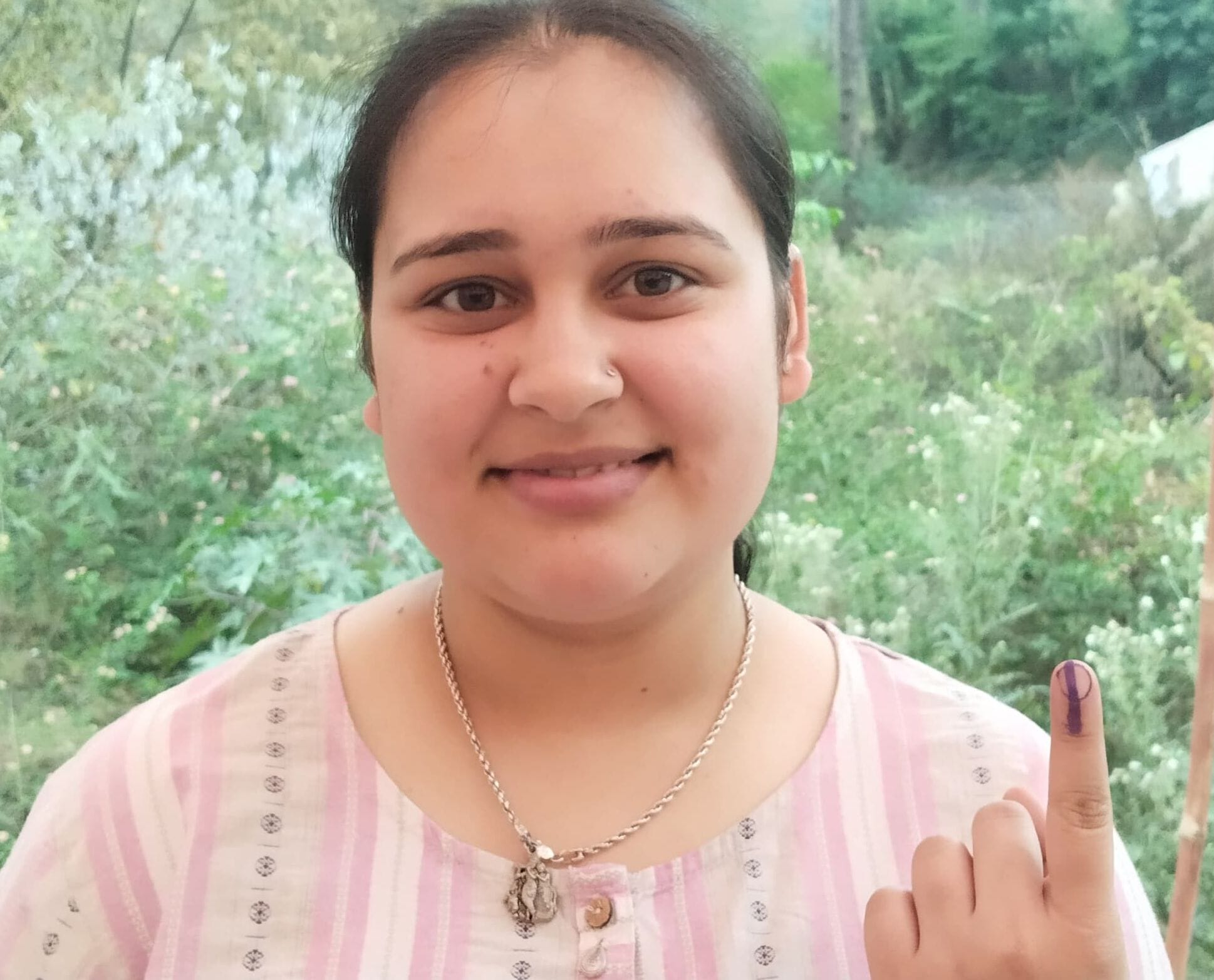 नालागढ़ की मित्तियां पंचायत में पहली बार वोट डालने पहुंचा उदय धीमान। संवाद