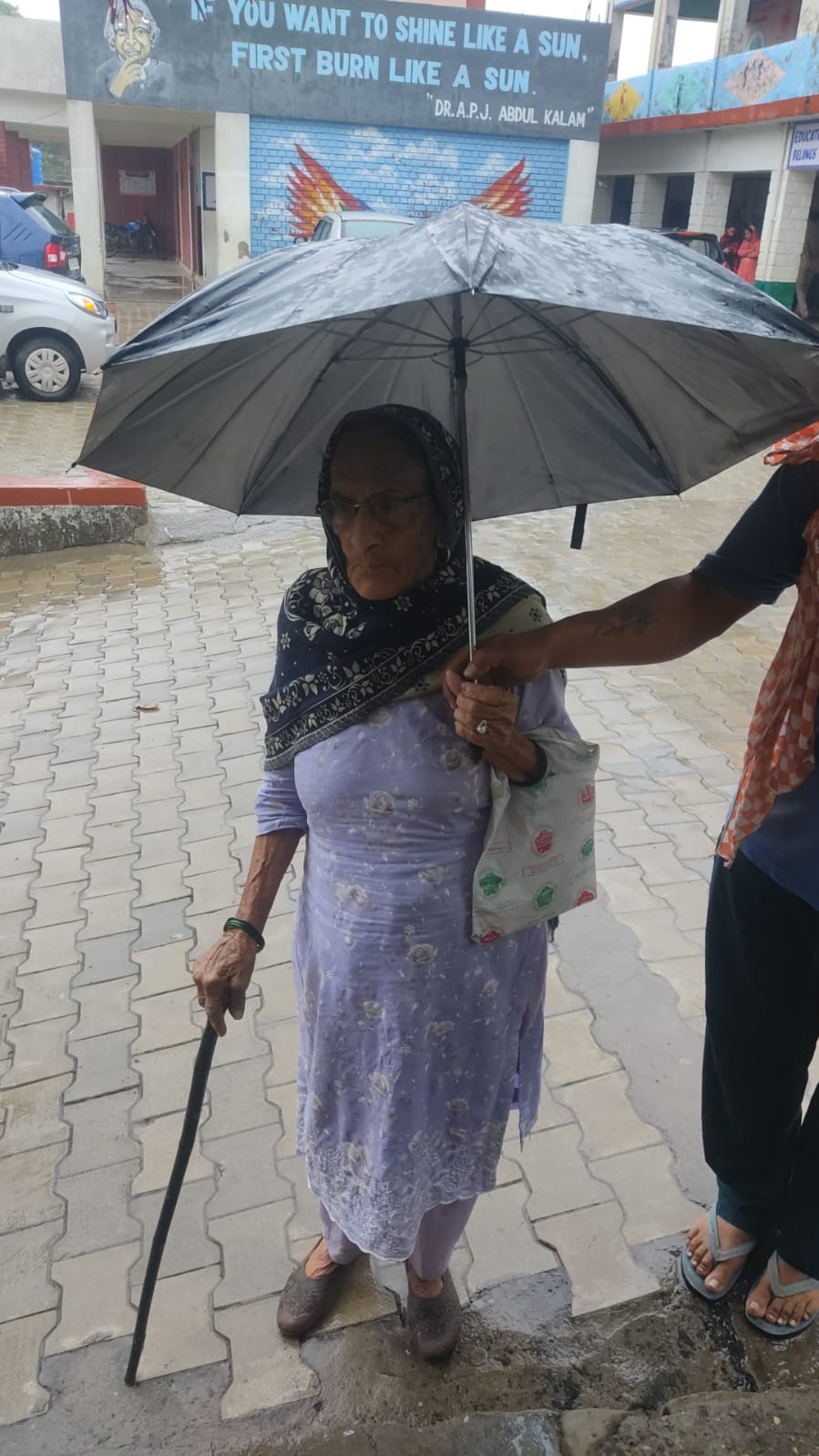 नालागढ़ की मित्तियां पंचायत में पहली बार वोट डालने पहुंचा उदय धीमान। संवाद