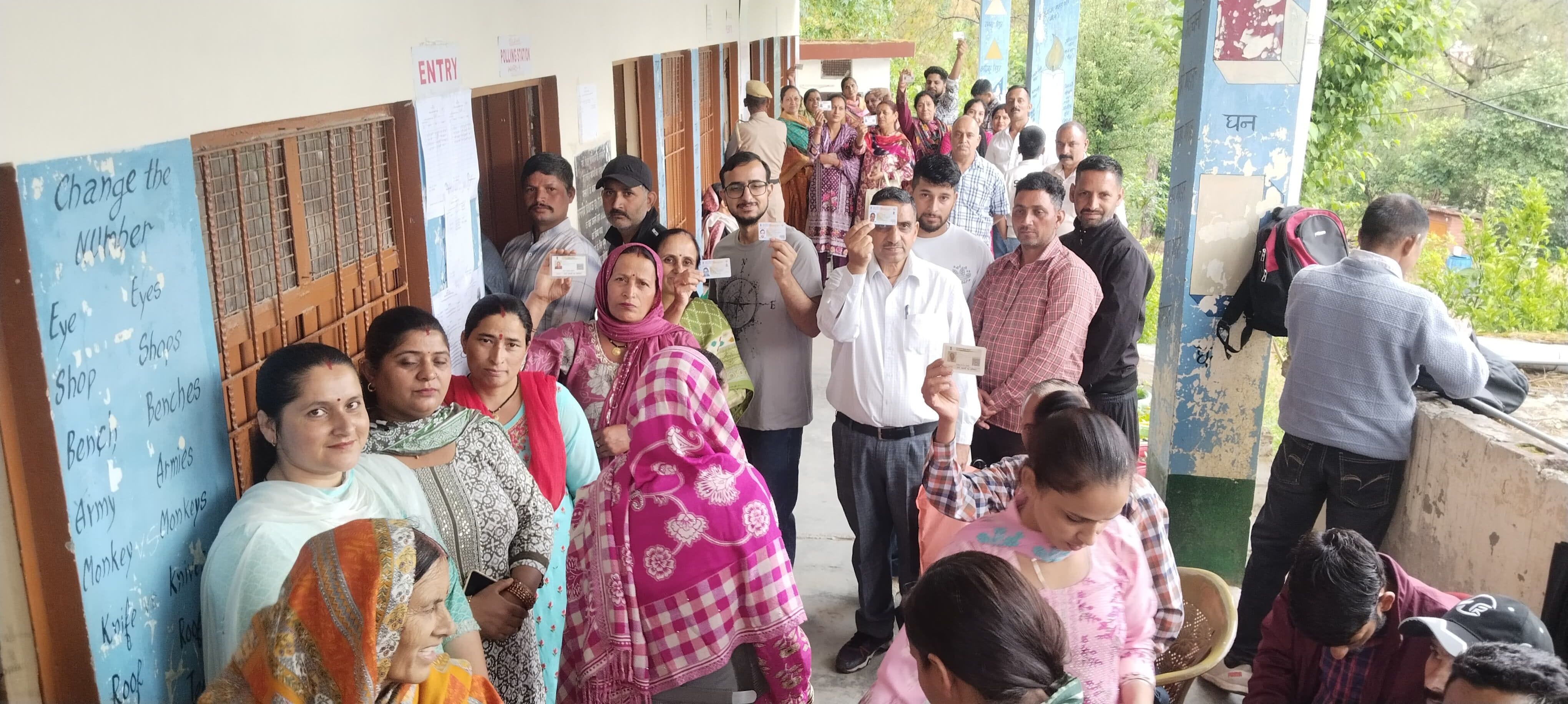 नालागढ़ की मित्तियां पंचायत में पहली बार वोट डालने पहुंचा उदय धीमान। संवाद