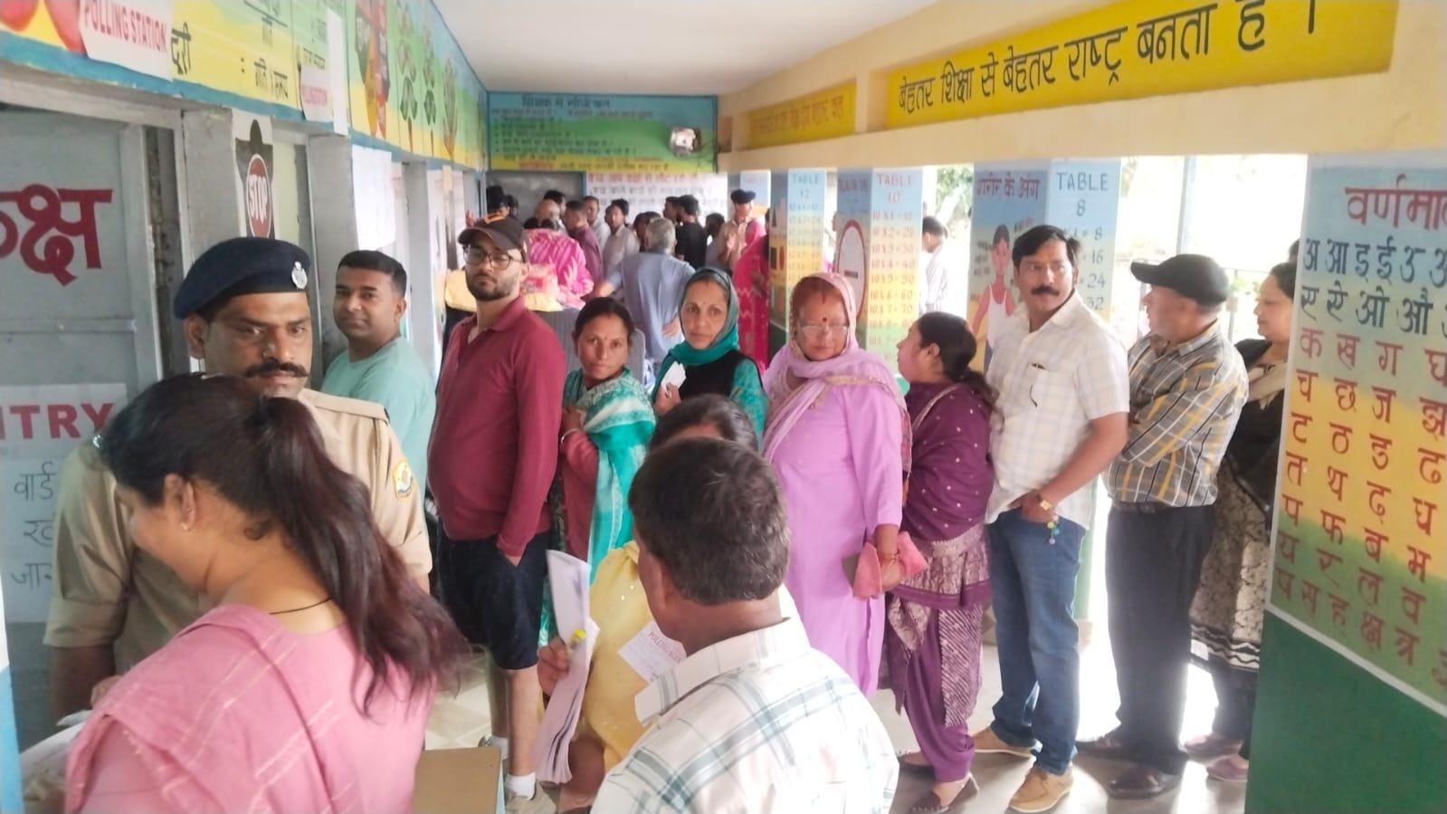 नालागढ़ की मित्तियां पंचायत में पहली बार वोट डालने पहुंचा उदय धीमान। संवाद