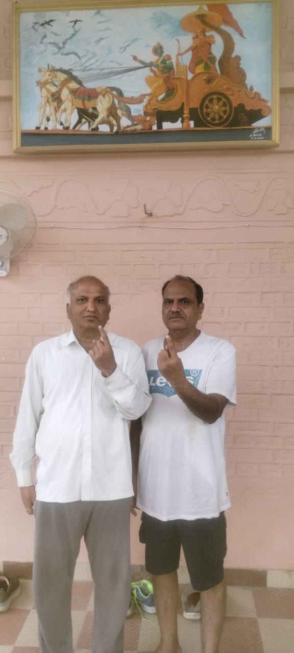 नालागढ़ की मित्तियां पंचायत में पहली बार वोट डालने पहुंचा उदय धीमान। संवाद