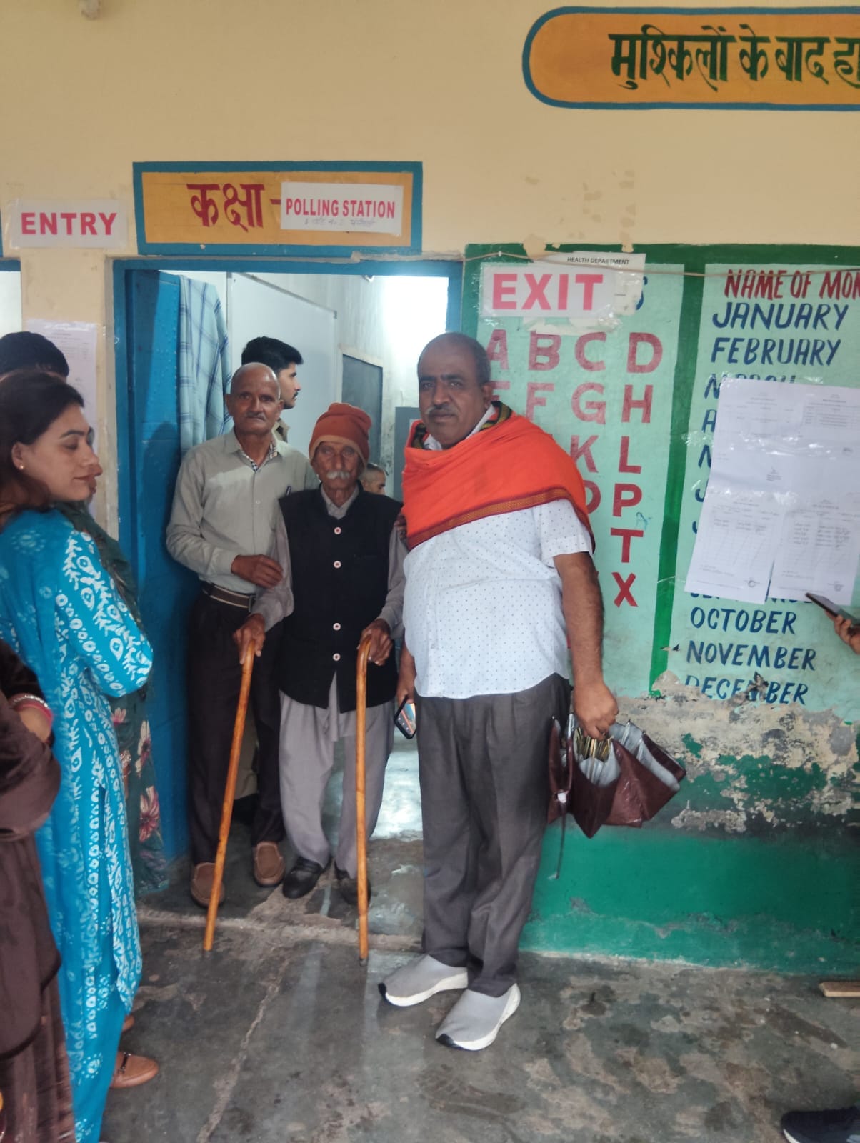 नालागढ़ की मित्तियां पंचायत में पहली बार वोट डालने पहुंचा उदय धीमान। संवाद