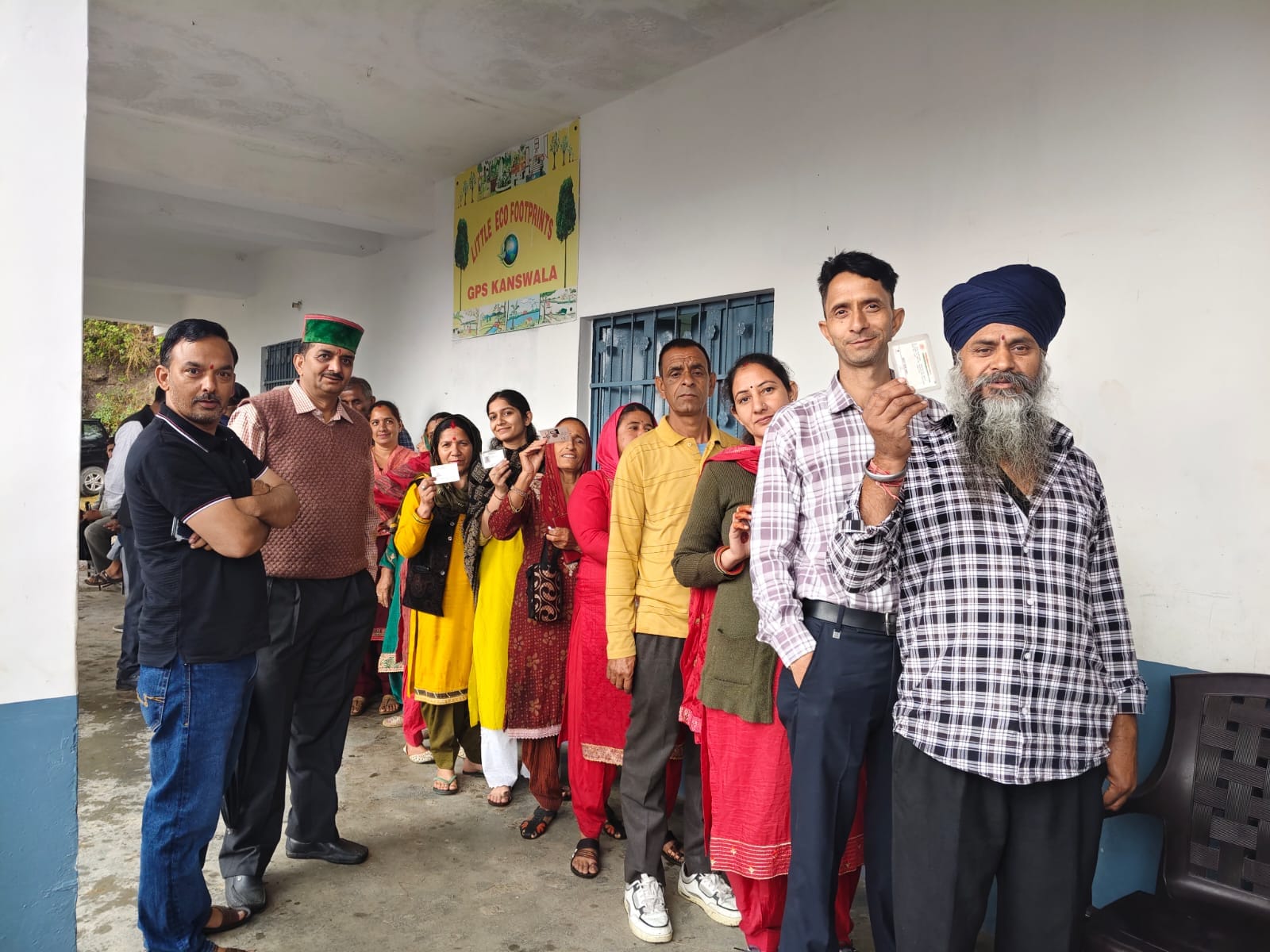 नालागढ़ की मित्तियां पंचायत में पहली बार वोट डालने पहुंचा उदय धीमान। संवाद