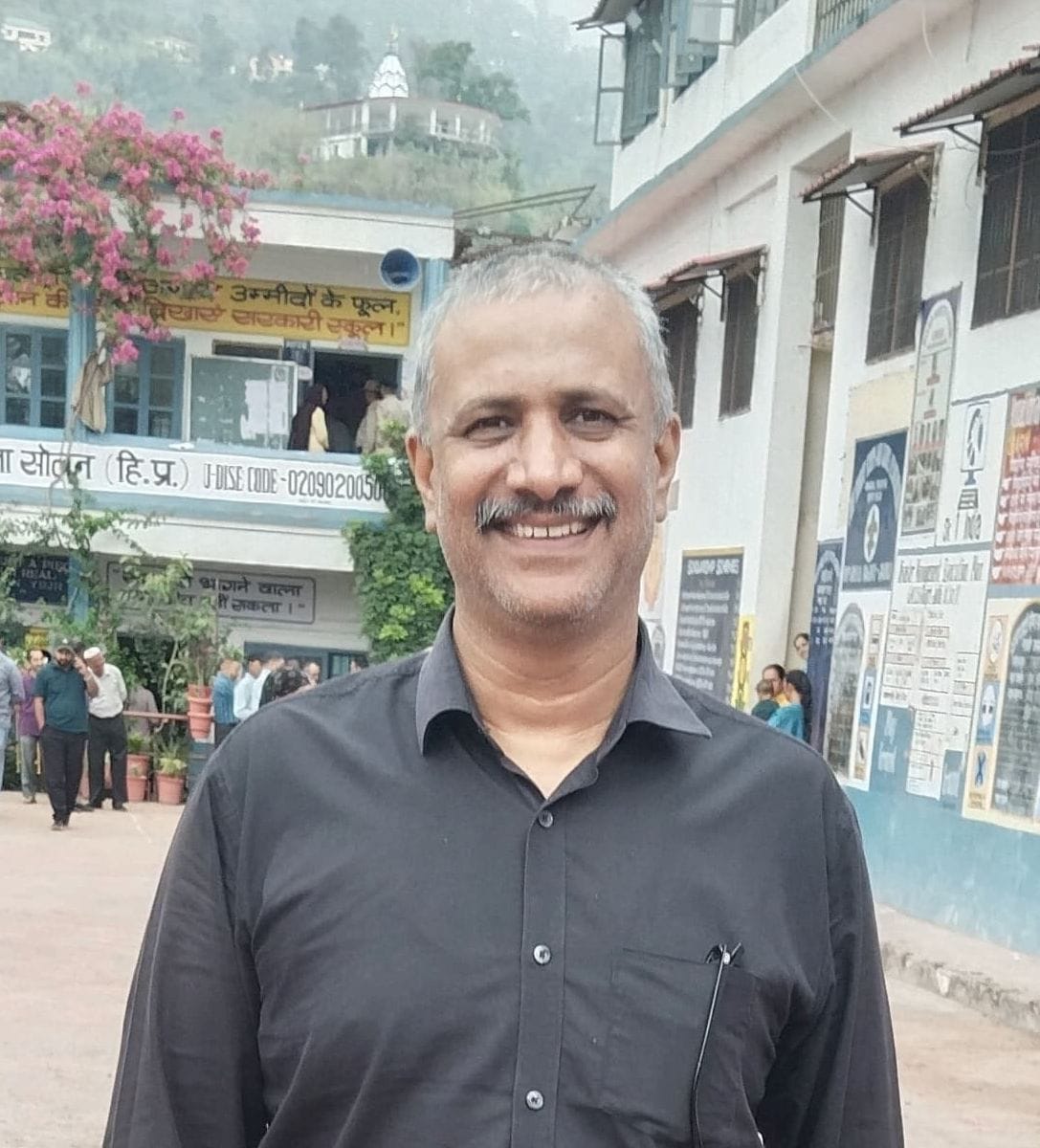 नालागढ़ की मित्तियां पंचायत में पहली बार वोट डालने पहुंचा उदय धीमान। संवाद