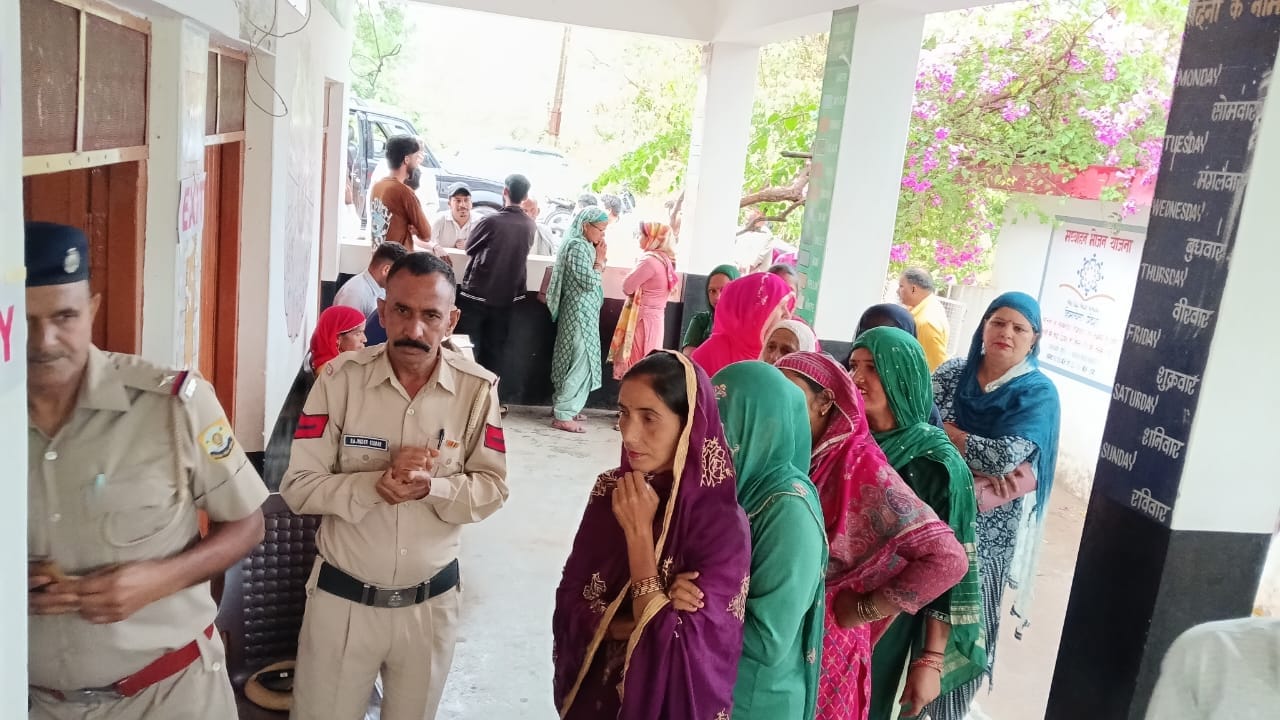 नालागढ़ की मित्तियां पंचायत में पहली बार वोट डालने पहुंचा उदय धीमान। संवाद