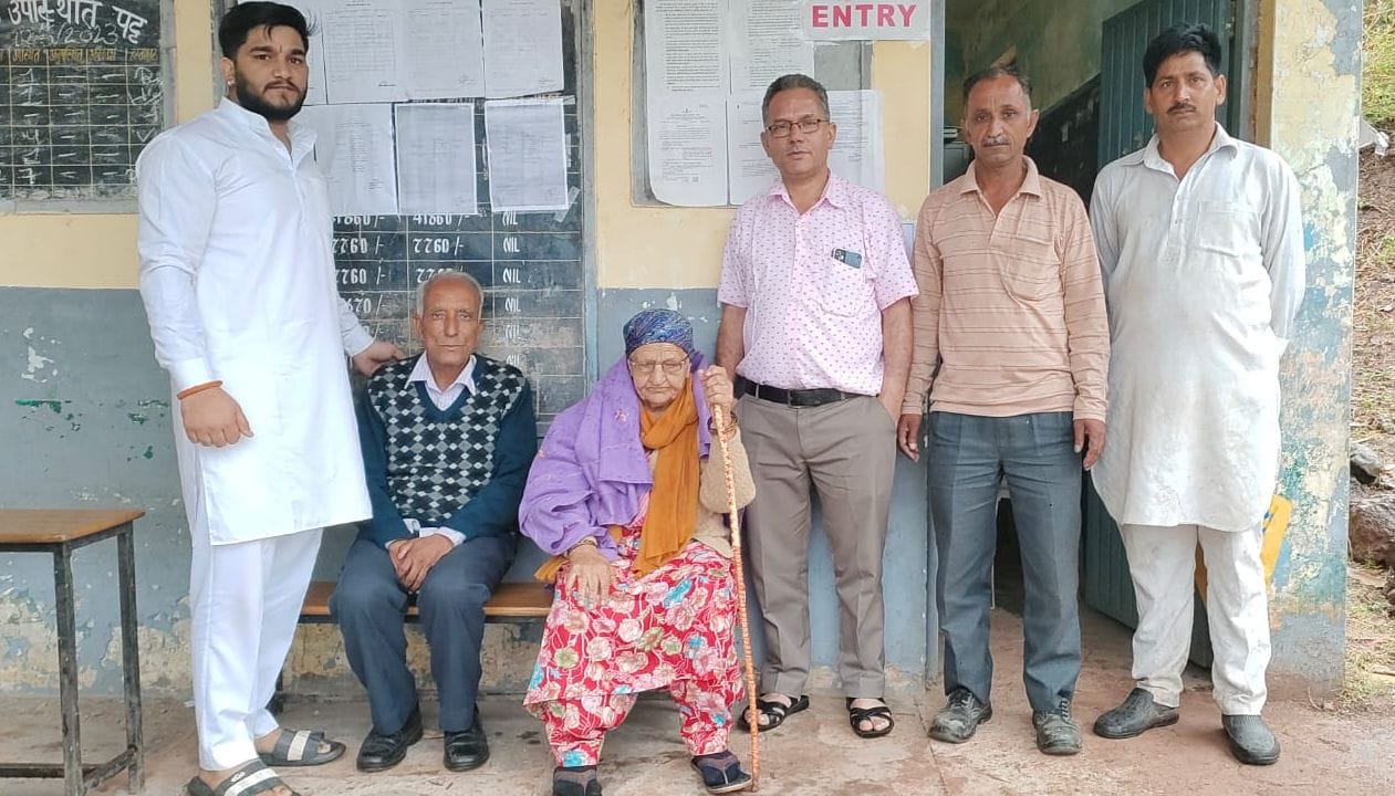 नालागढ़ की मित्तियां पंचायत में पहली बार वोट डालने पहुंचा उदय धीमान। संवाद