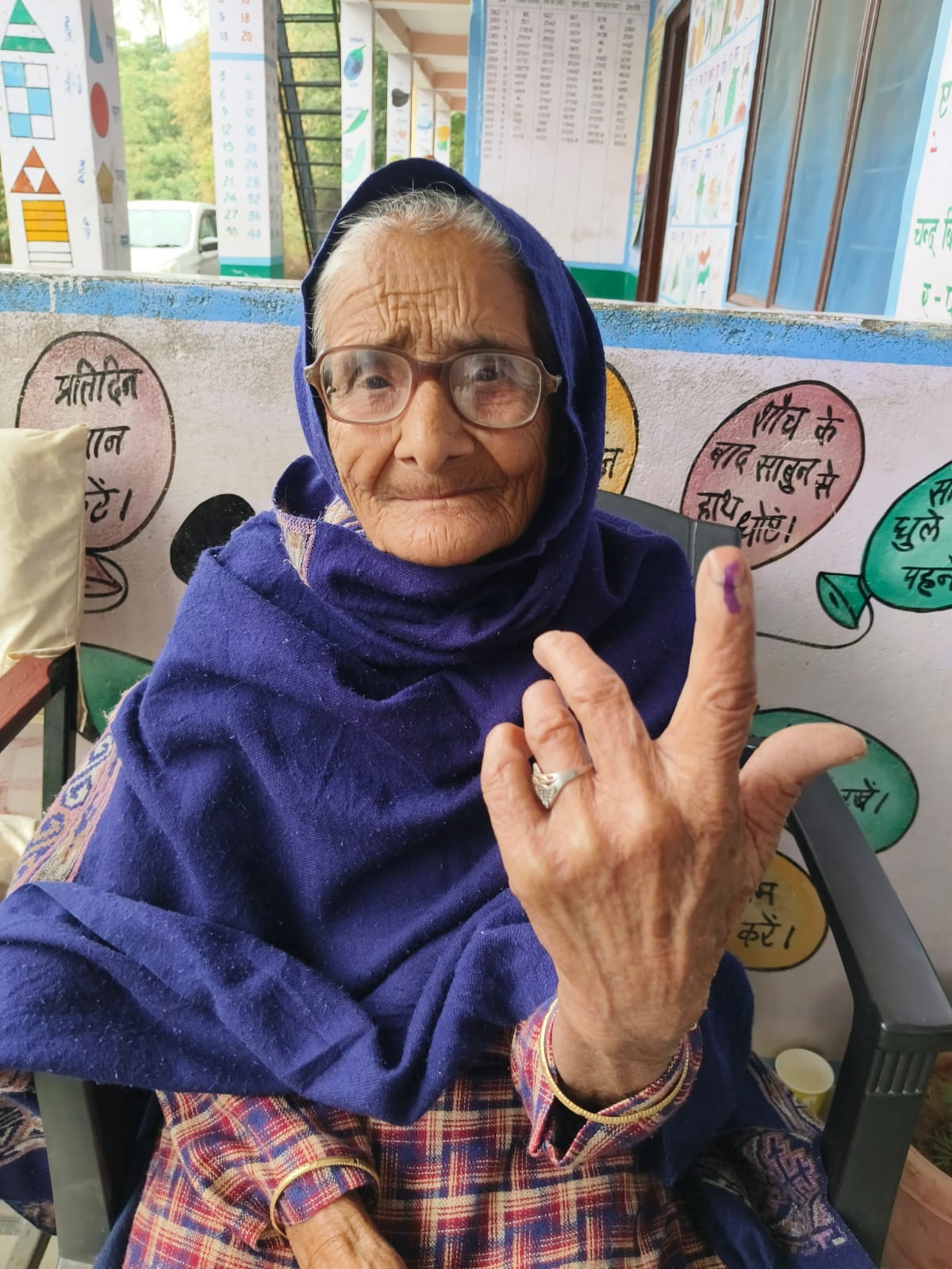 नालागढ़ की मित्तियां पंचायत में पहली बार वोट डालने पहुंचा उदय धीमान। संवाद