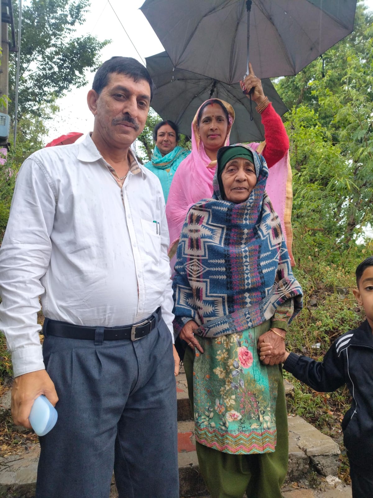 नालागढ़ की मित्तियां पंचायत में पहली बार वोट डालने पहुंचा उदय धीमान। संवाद