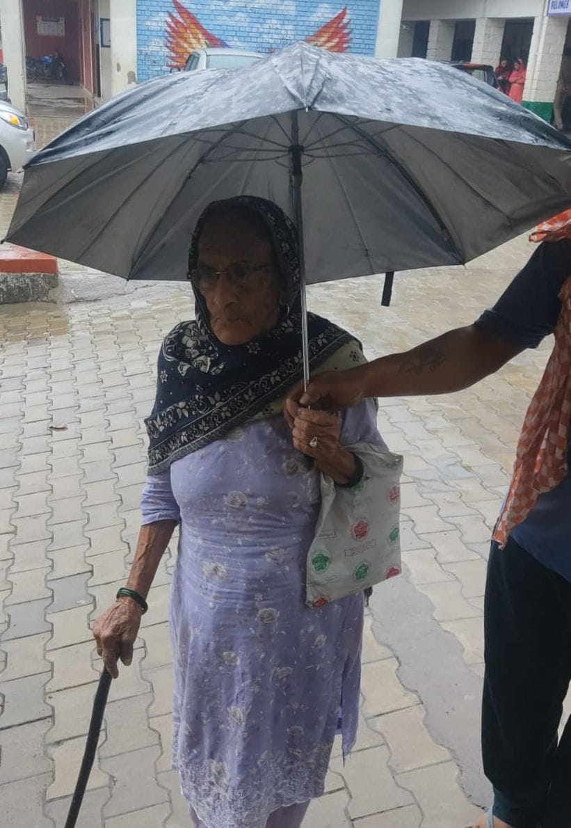 नालागढ़ की मित्तियां पंचायत में पहली बार वोट डालने पहुंचा उदय धीमान। संवाद