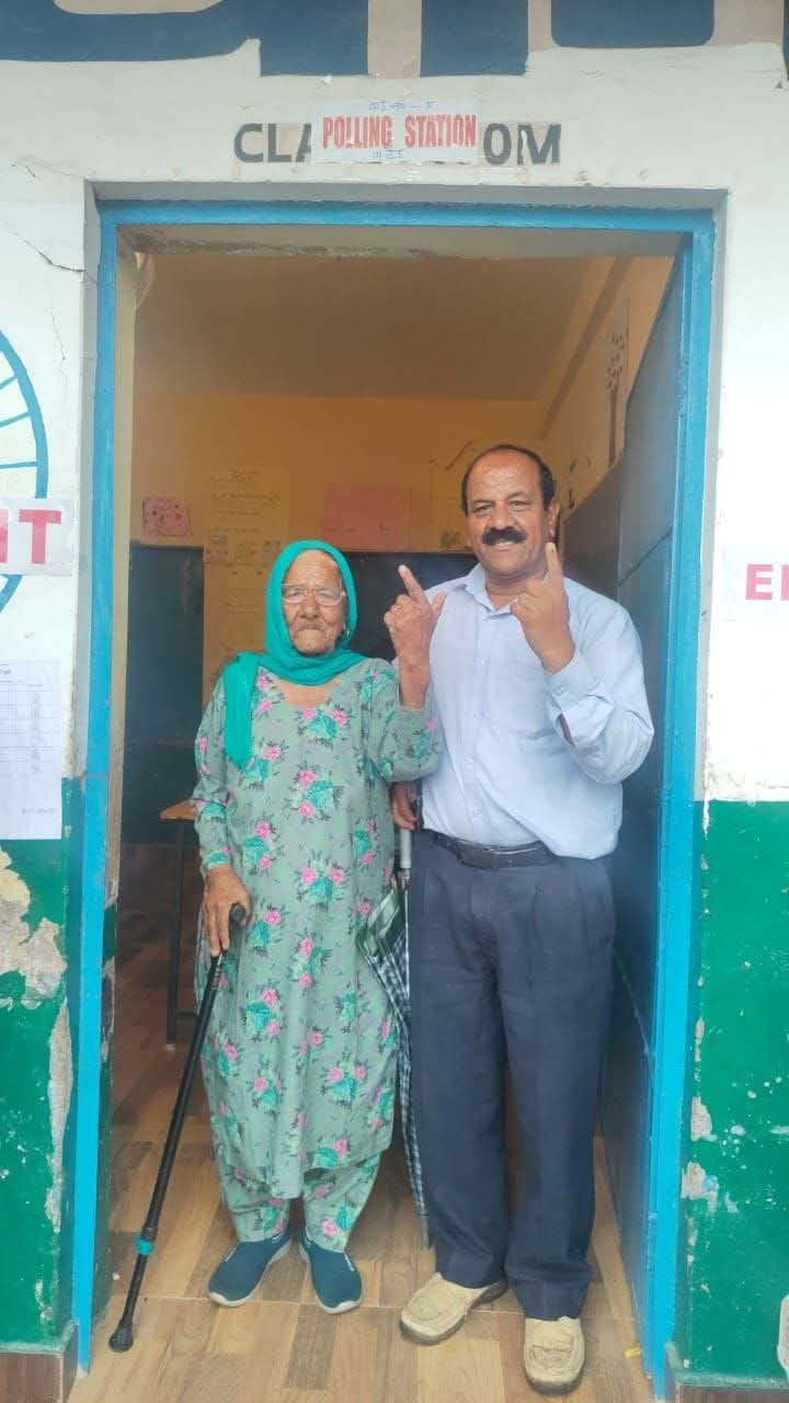 नालागढ़ की मित्तियां पंचायत में पहली बार वोट डालने पहुंचा उदय धीमान। संवाद