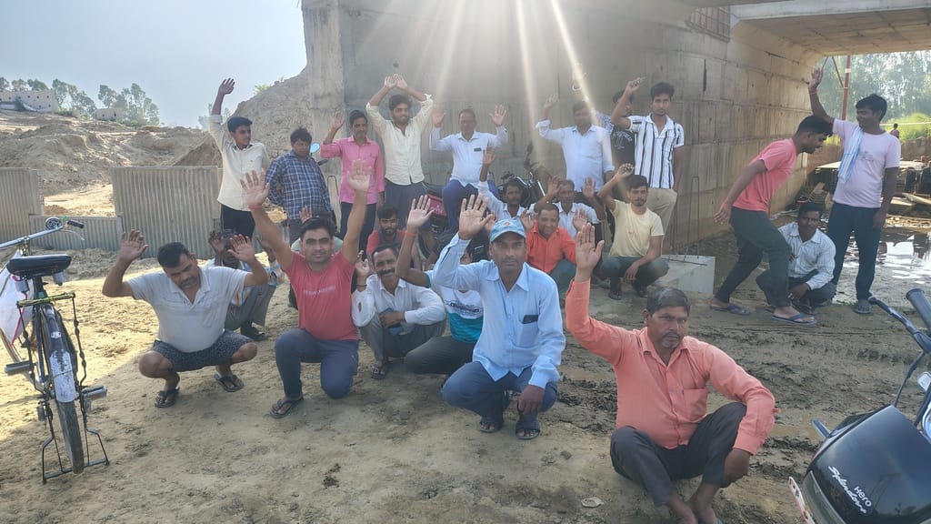 निर्माणाधीन हाईवे की पुलिया किनारे विरोध जताते ग्रामीण
