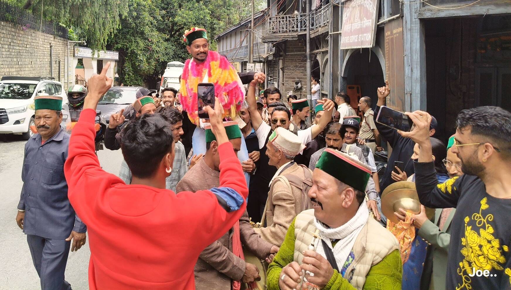 पंचायत समिति वार्ड रचोली से विजेता बनी इशा जनता का आभार जताते हुए। संवाद