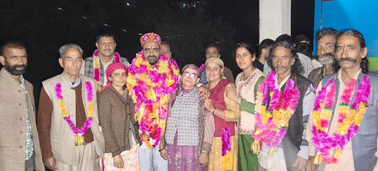 पंचायत समिति वार्ड रचोली से विजेता बनी इशा जनता का आभार जताते हुए। संवाद