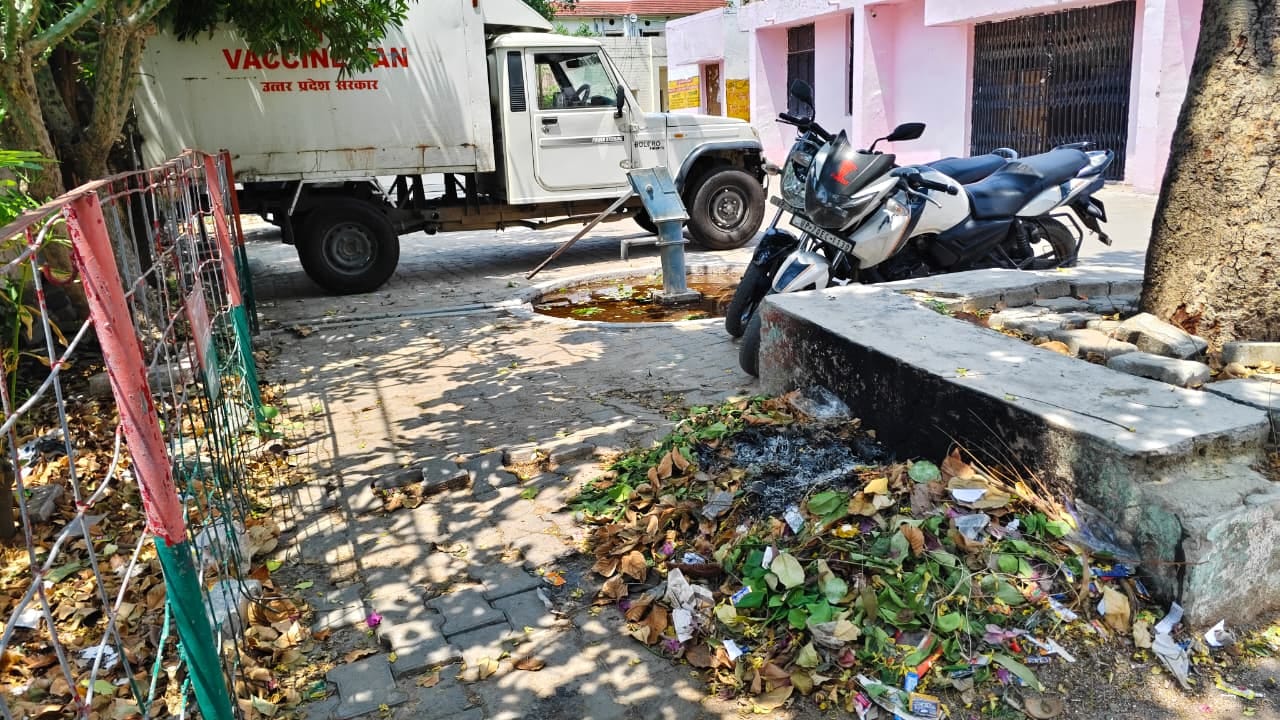 पीएचसी चमरूपुर में आरोग्य मेला में डॉ. सुधीर कुमार वर्मा मरीज देखते हुए। संवाद