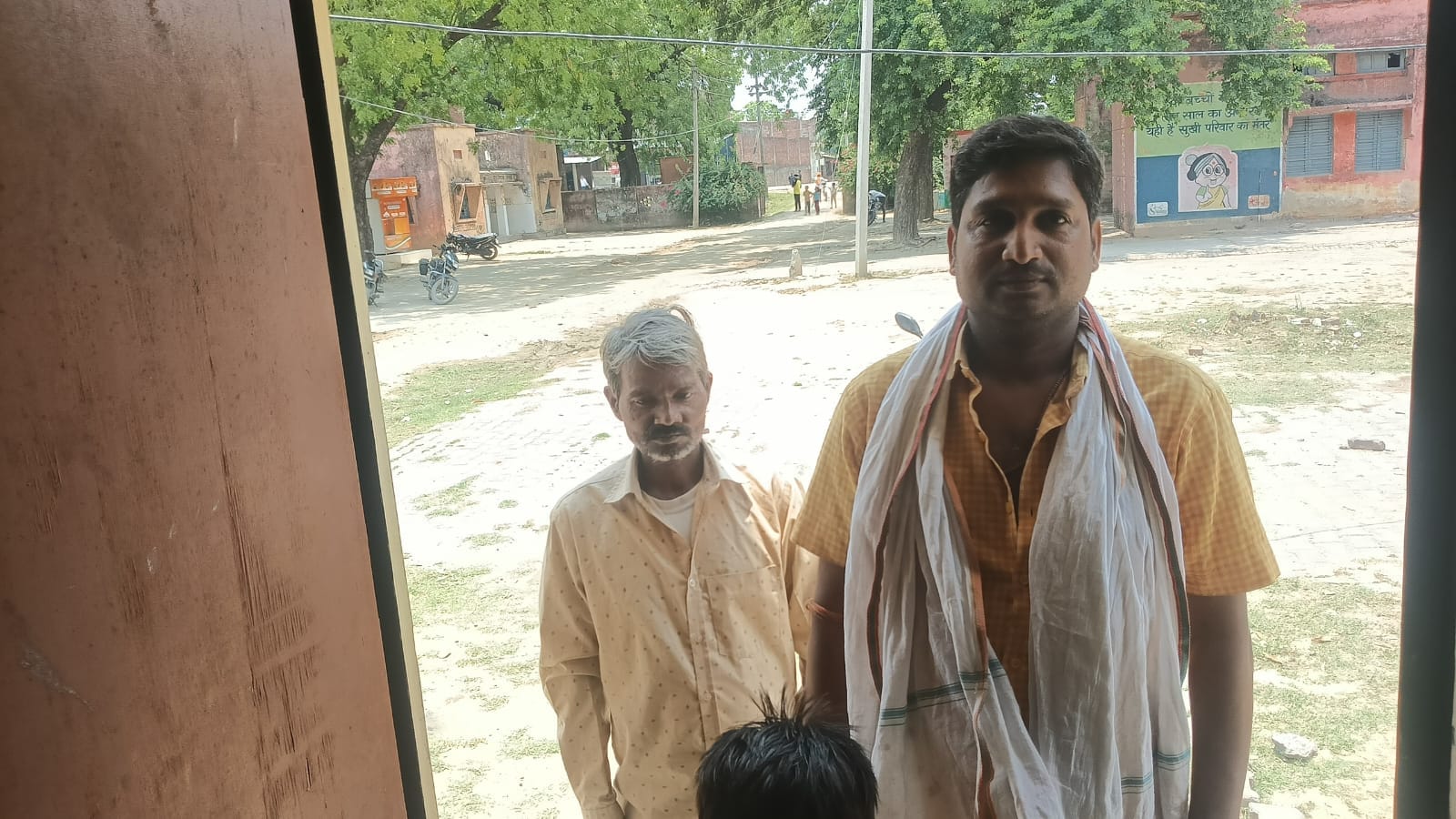 पीएचसी चमरूपुर में आरोग्य मेला में डॉ. सुधीर कुमार वर्मा मरीज देखते हुए। संवाद