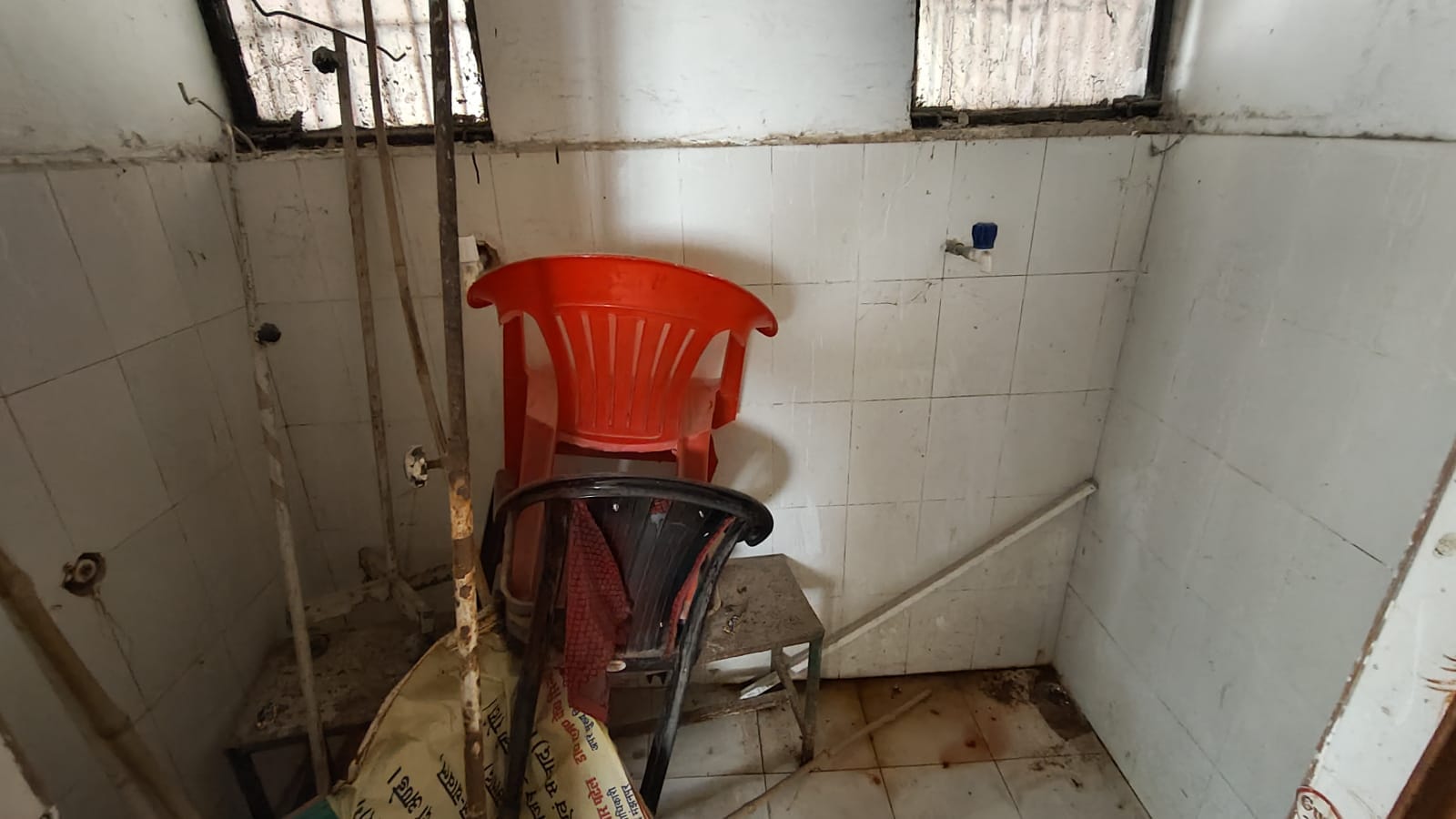 पीएचसी चमरूपुर में आरोग्य मेला में डॉ. सुधीर कुमार वर्मा मरीज देखते हुए। संवाद
