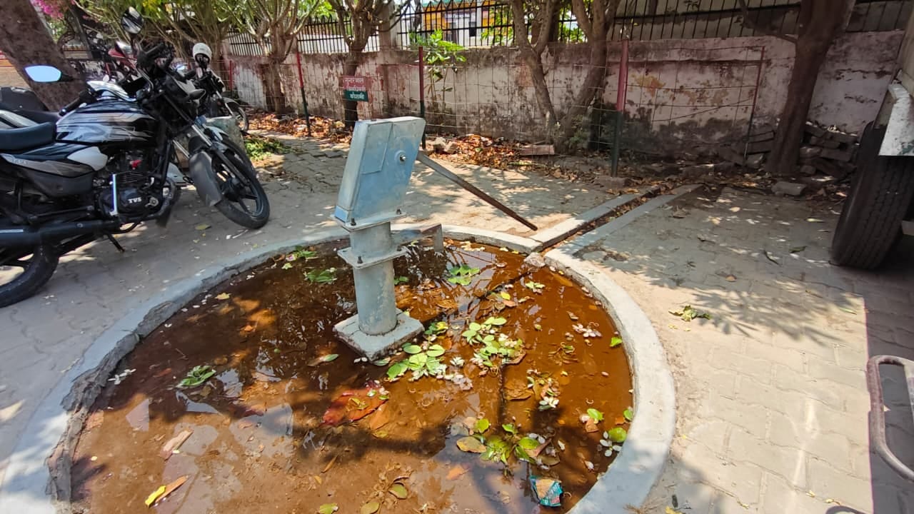 पीएचसी चमरूपुर में आरोग्य मेला में डॉ. सुधीर कुमार वर्मा मरीज देखते हुए। संवाद