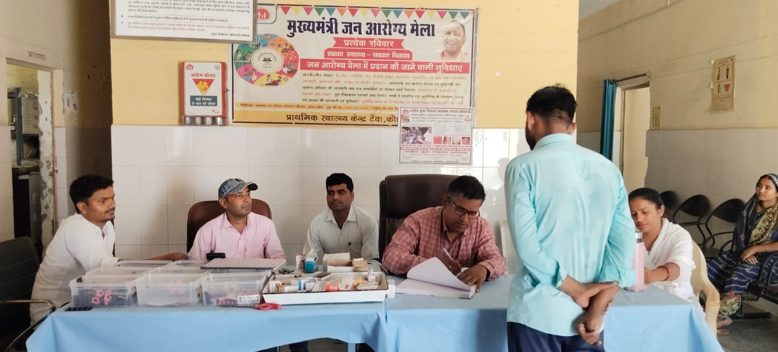पीएचसी चमरूपुर में आरोग्य मेला में डॉ. सुधीर कुमार वर्मा मरीज देखते हुए। संवाद
