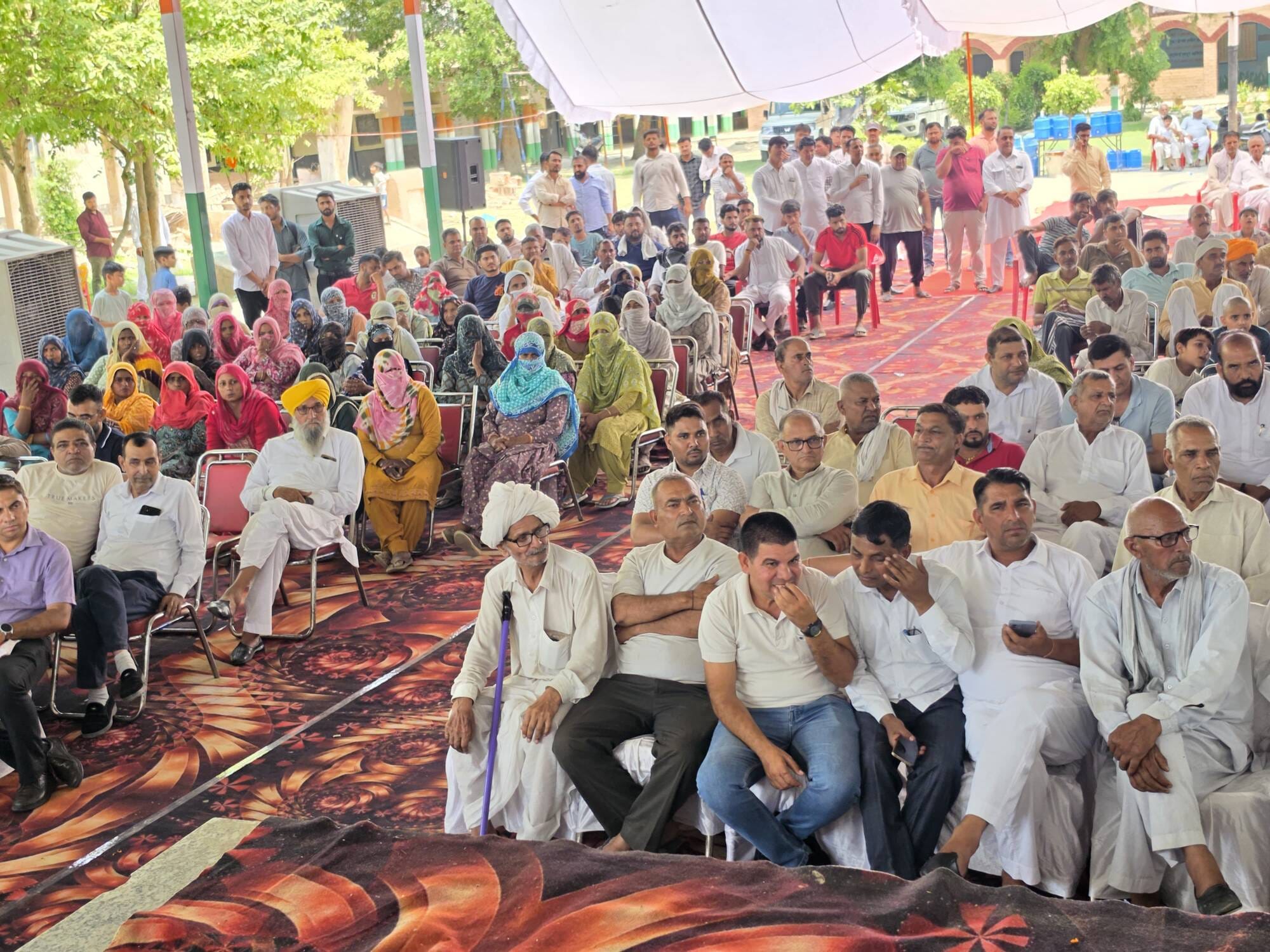 पानी के टैंकर को झंडी दिखाकर रवाना करते पंचायत मंत्री कृष्णलाल पंवार। स्रोत : सूचना विभाग पानी के टैंकर को झंडी दिखाकर रवाना करते पंचायत मंत्री कृष्णलाल पंवार। स्रोत : सूचना विभाग