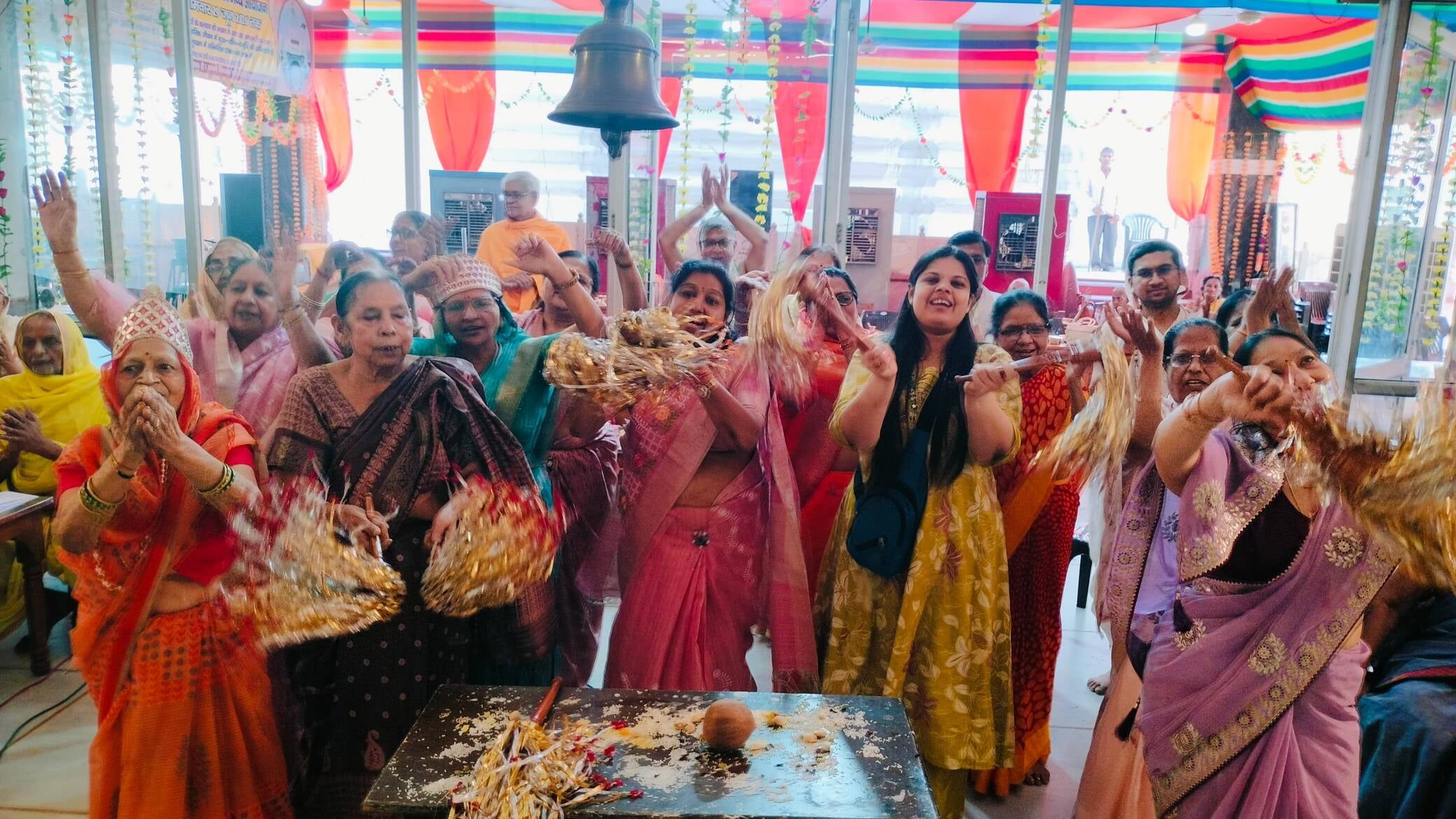 प्राचीन दिगंबर जैन बड़े मंदिर में पूजा अर्चना करते श्रद्धालु स्रोत संवाद प्राचीन दिगंबर जैन बड़े मंदिर में पूजा अर्चना करते श्रद्धालु स्रोत संवाद