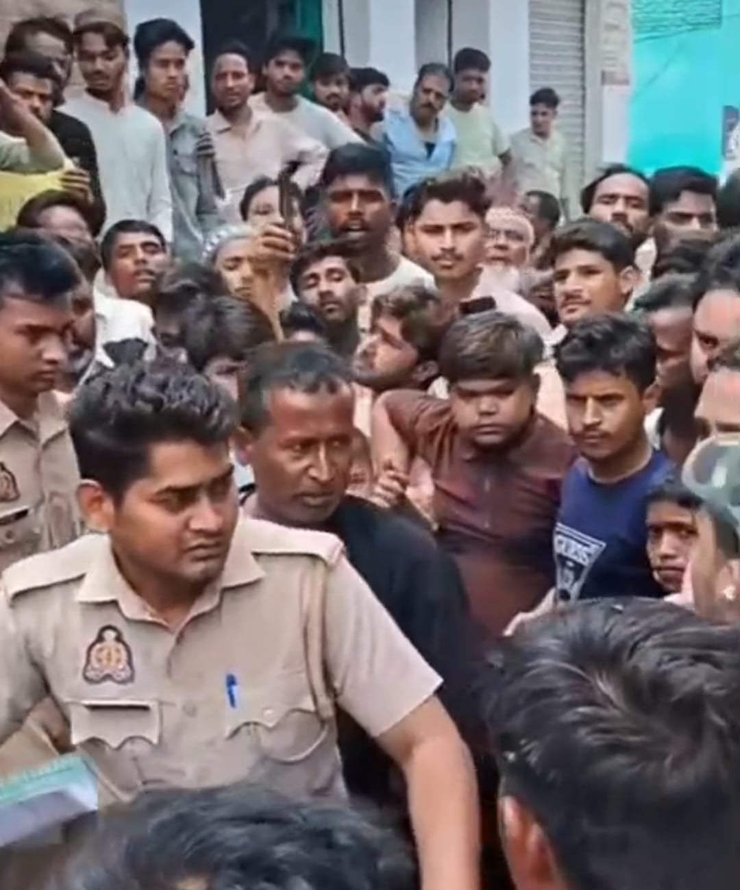 पूर्व पत्नी से बुर्का पहनकर जाने के दौरान पकड़ा गया व्यक्ति। स्रोत-वीडियो