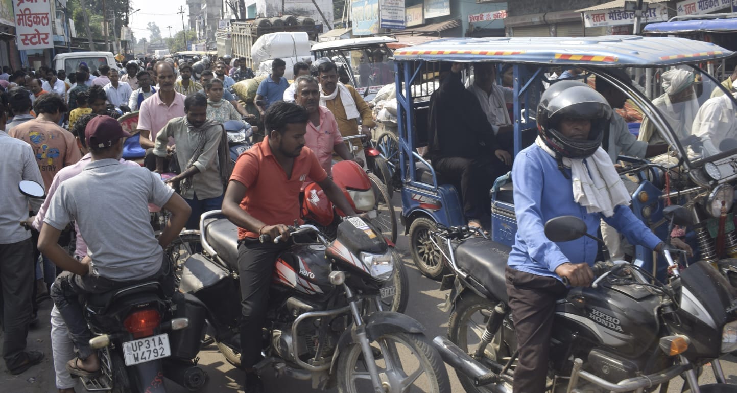 रोडवेज बस स्टेशन पर लगी भीड़। संवाद