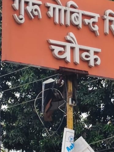 संकटा देवी चौराहे पर लगा कैमरे का हुक, कैमरा गायब। संवाद संकटा देवी चौराहे पर लगा कैमरे का हुक, कैमरा गायब। संवाद