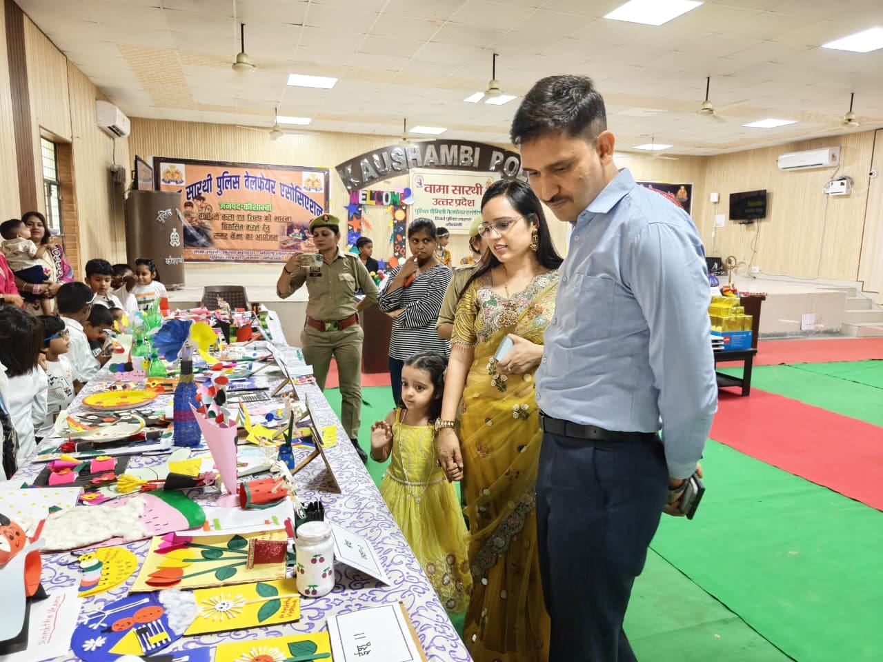 समर कैंप में प्रतिभाग करने वाली छात्राओं को फैमिली वेलफेयर एसोसिएशन की अध्यक्षा शोभा वर्मा किया