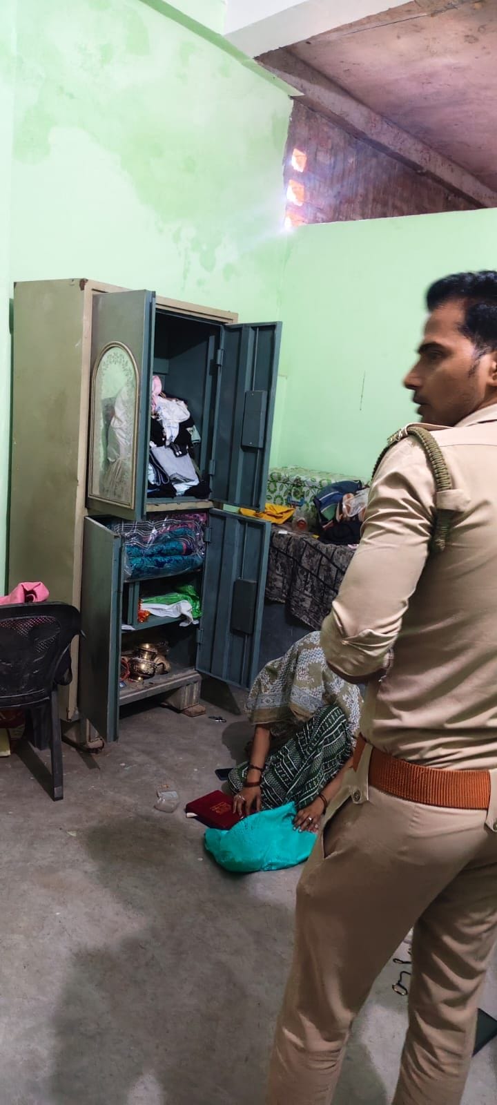 सरोजनीनगर में सराफ के घर चोरी के बाद जांच करती पुलिस। सरोजनीनगर में सराफ के घर चोरी के बाद जांच करती पुलिस।