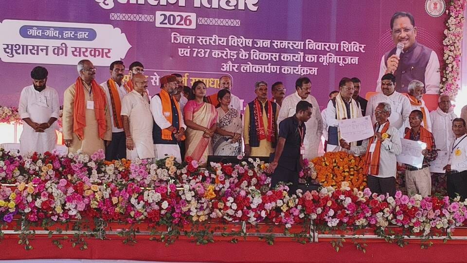सुशासन तिहार शिविर में पहुंचे मुख्यमंत्री।