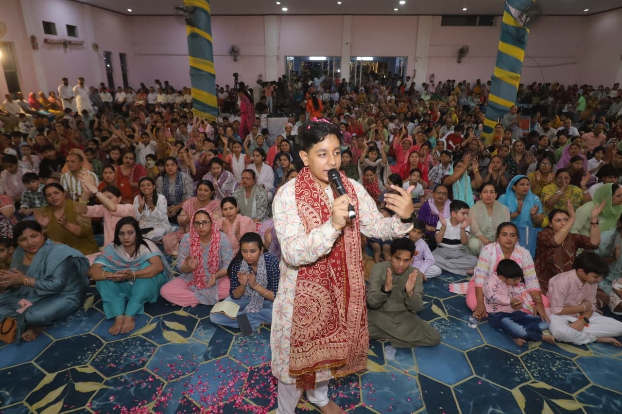 संतोषगढ़ में आयोजित खाटू श्याम कीर्तन दरबार में प्रस्तुति देते हुई भजन गायिका अंजलि द्विवेदी । संतोषगढ़ में आयोजित खाटू श्याम कीर्तन दरबार में प्रस्तुति देते हुई भजन गायिका अंजलि द्विवेदी ।