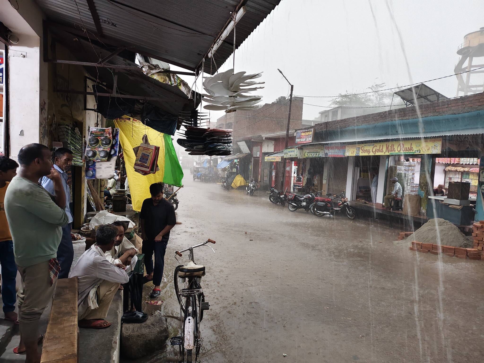 सिढ़पुरा में बारिश के दौरान हुए जलभराव के बीच से गुजरता युवक। संवाद