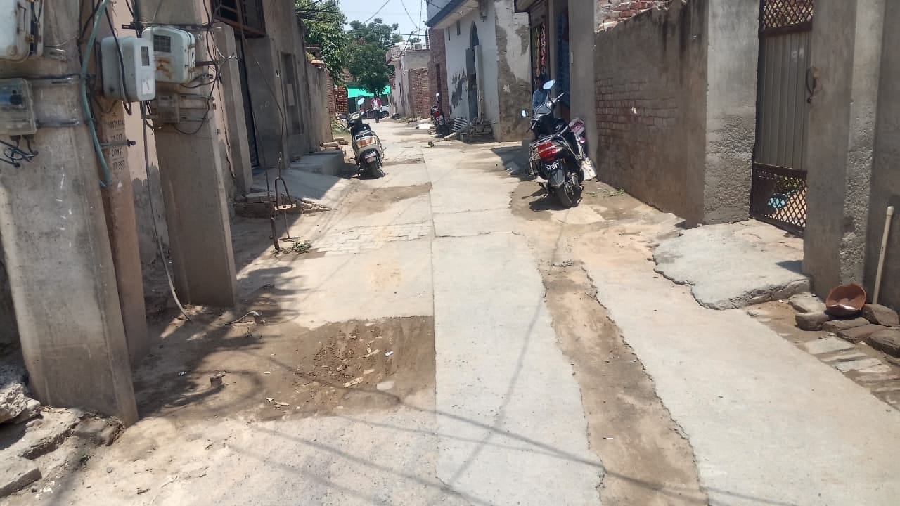 श्हर के शक्ति नगर मोहल्ला में गली के जर्जर होने से बने गड्ढें। संवाद श्हर के शक्ति नगर मोहल्ला में गली के जर्जर होने से बने गड्ढें। संवाद
